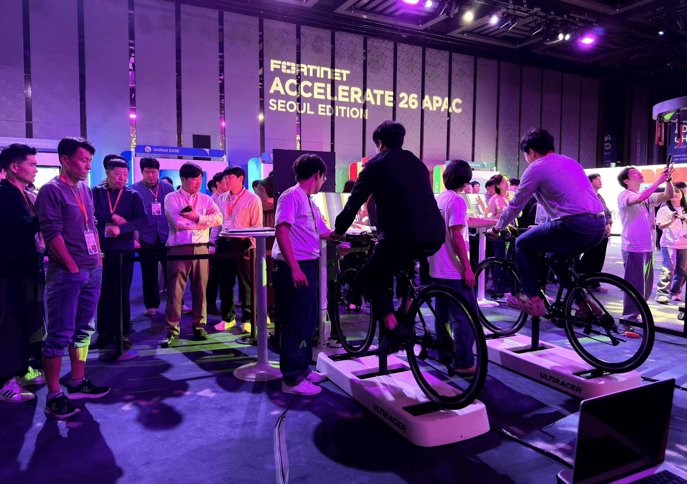 Interactive Event Marketing — 전시 행사 부스에서 Ultiracer에 몰입한 참가자들